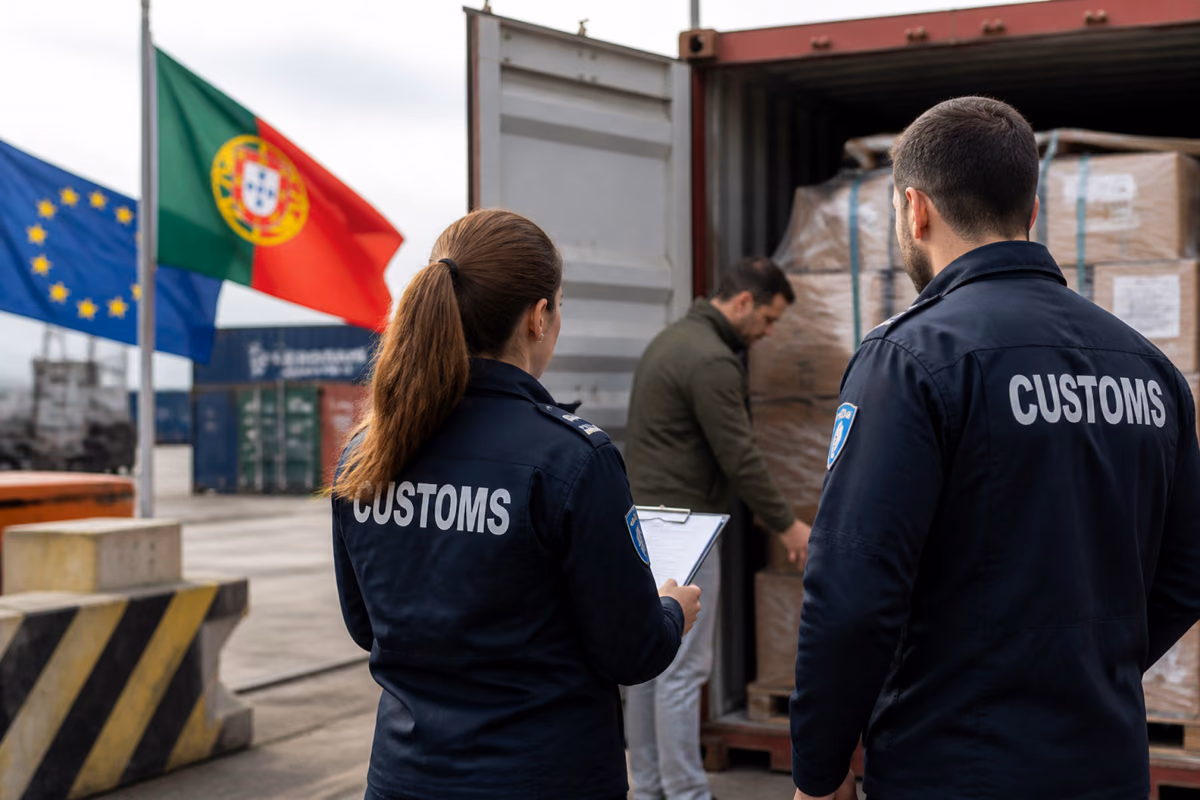 Tolliametnikud jälgivad, kuidas mees kontrollib sadamas konteineris kaste Portugali ja ELi lippude taustal
